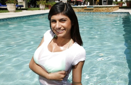 Брюнетка Миа Халифа демонстрирует свои большие сиськи в бассейне 3