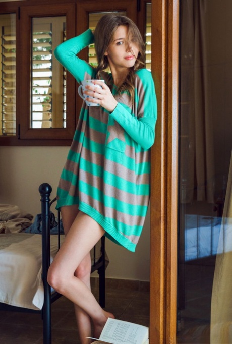 Молодая украинская соло-девушка Мила Азул раздевается перед своим открытым окном 1