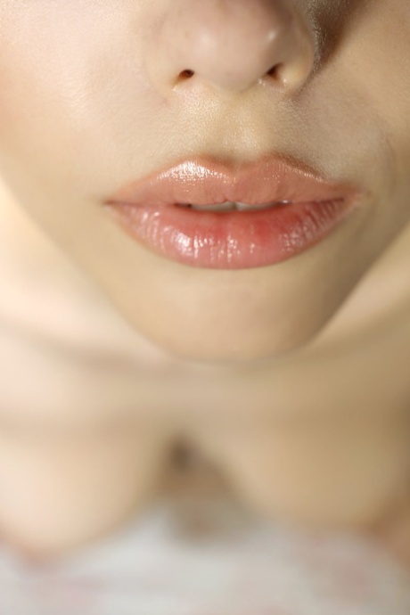 Красивая молодая девушка снимает свой черный лифчик и нижнее белье для позирования обнаженной 16