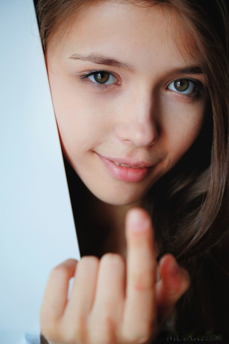 Симпатичная молодая Мила Азул снимает нижнее белье, чтобы поласкать большие сиськи и широко раздвинуть задницу 3