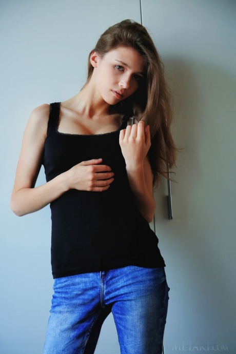 Симпатичная молодая Мила Азул снимает нижнее белье, чтобы поласкать большие сиськи и широко раздвинуть задницу 2