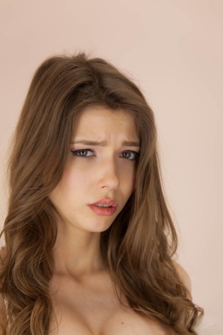 Красивая молоденькая Мила Азул трахает пальчиком свою безволосую киску на стуле 5