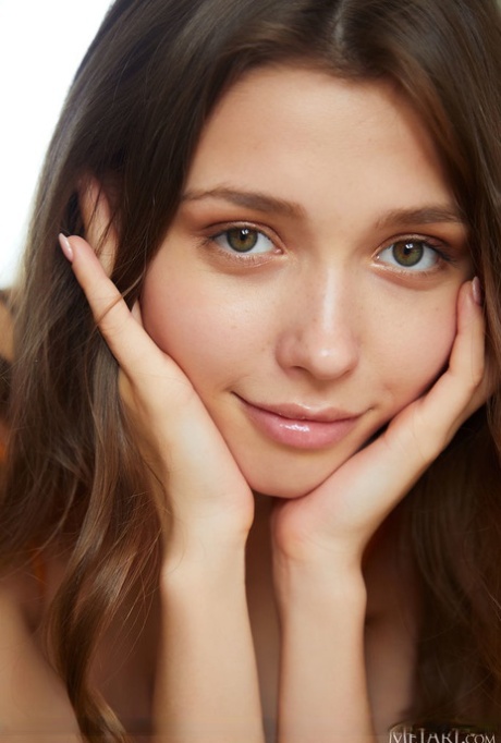 Сладкая молоденькая Мила Азул освобождает свое прекрасное тело от своих прелестниц 4