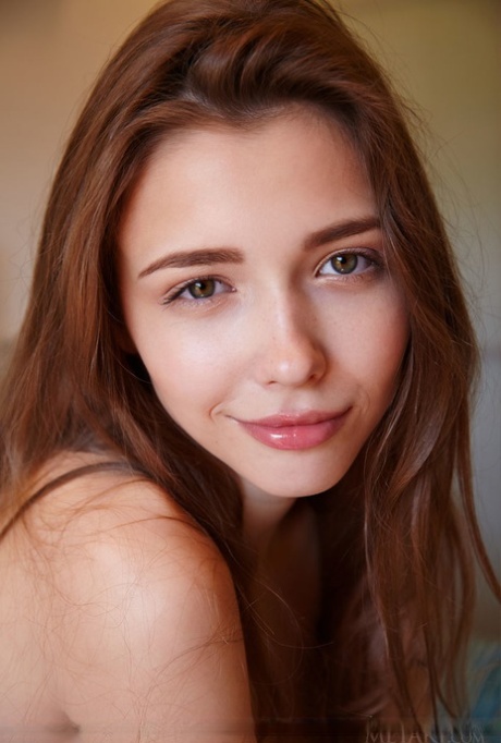 Сладкая молоденькая Мила Азул снимает трусики без промежности, чтобы лечь голышом на свою кровать 3