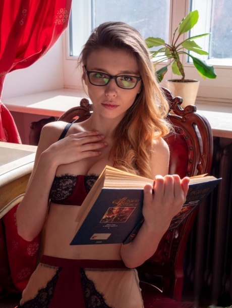 Худенькая 18-летняя Мила Азул ласкает свою полную грудь, надевая очки 3