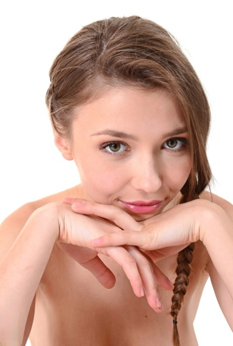 Красивая девушка Мила Азул в игривой манере снимает с себя одежду 14