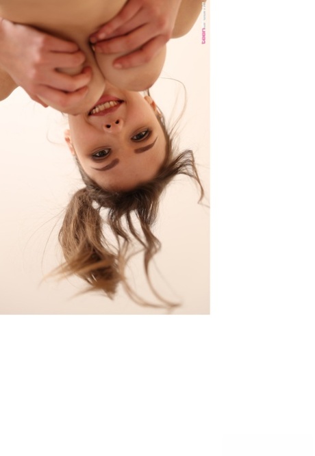 Горячая девушка-подросток снимает свое красное нижнее белье, чтобы впервые позировать обнаженной 10