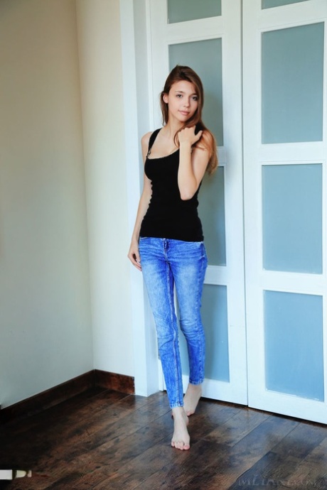 Симпатичная молодая Мила Азул снимает нижнее белье, чтобы поласкать большие сиськи и широко раздвинуть задницу 1