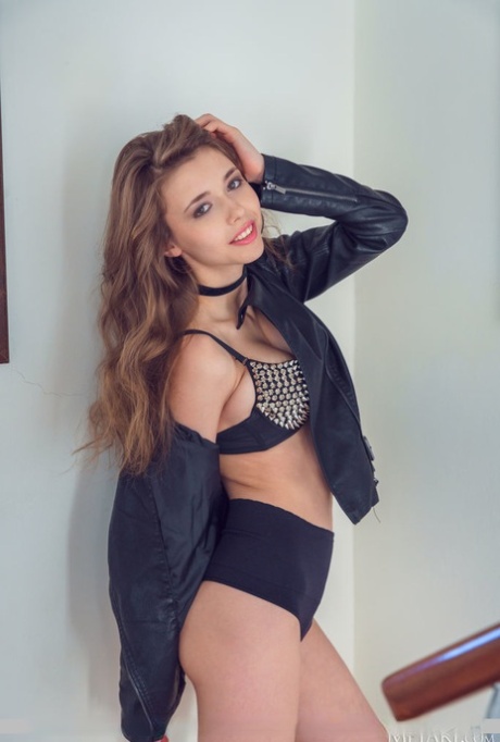 Великолепная молоденькая Мила Азул снимает кожаную куртку, обнажаясь на каблуках 2