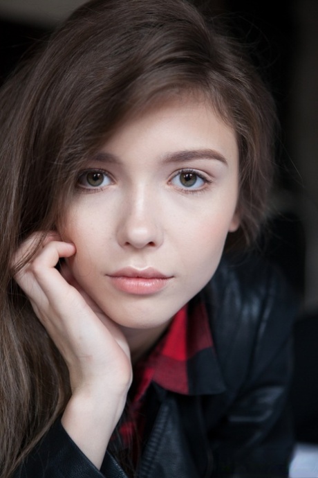 Неопытная девушка обнажает свои большие сиськи из прозрачного наряда на своей кровати 1