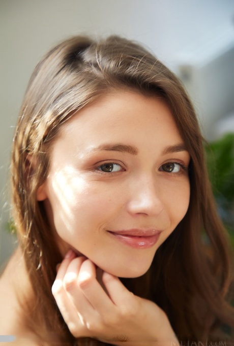 Симпатичная девушка Мила Азул уверенно позирует обнаженной во время сольного выступления 3