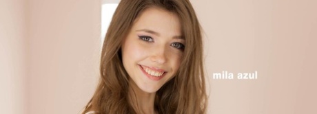 Эротичная красотка с большими сиськами и огромными сосками мастурбирует соло в прозрачных трусиках 11