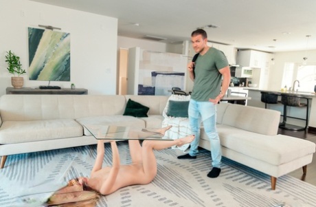 Молоденькая блондинка Молли Литтл служит столиком для своего сводного брата, прежде чем они трахнутся 5