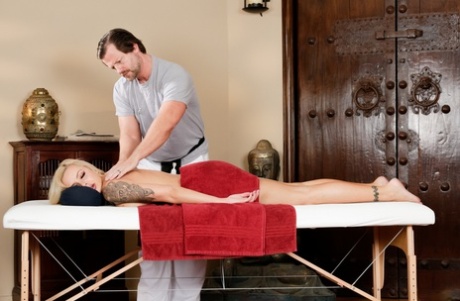 Горячая блондинка Нина Элль занимается сексом со своим массажистом после чувственного массажа 5