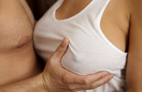 Горячая блондинка Оливия Остин смазывает спермой большие сиськи после траха 6