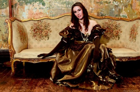 Порнозвезда Пейдж Тернах позволяет своему длинному платью задираться вверх и прикрывать голую задницу 2