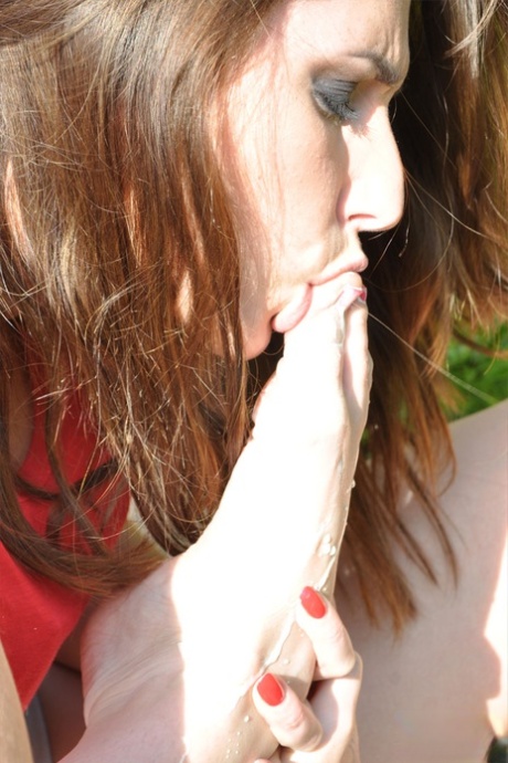 Британка Пиаже Турна лижет и сосет собственные пальцы ног на лужайке 12