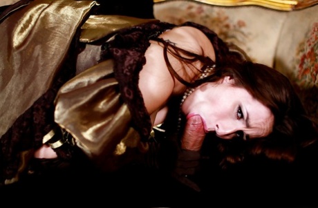 Похотливая брюнетка делает минет и получает жесткий трах 3