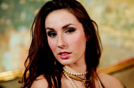 Порнозвезда Пейдж Тернах позволяет своему длинному платью задираться вверх и прикрывать голую задницу 12