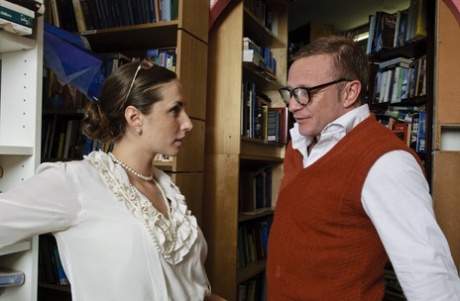 Пейдж Тернах с большой попой вылизывает свою пизду и трахается в библиотеке 1