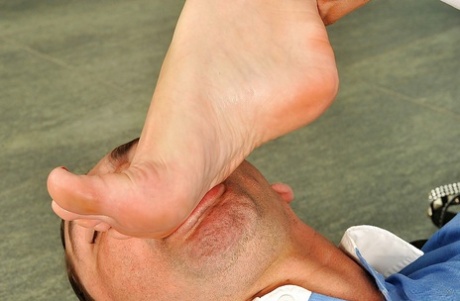 Большая сиськастая Пейдж Турна использует свои ножки, чтобы свести его с ума перед действием 6