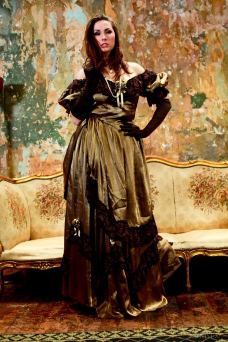 Порнозвезда Пейдж Тернах позволяет своему длинному платью задираться вверх и прикрывать голую задницу 5