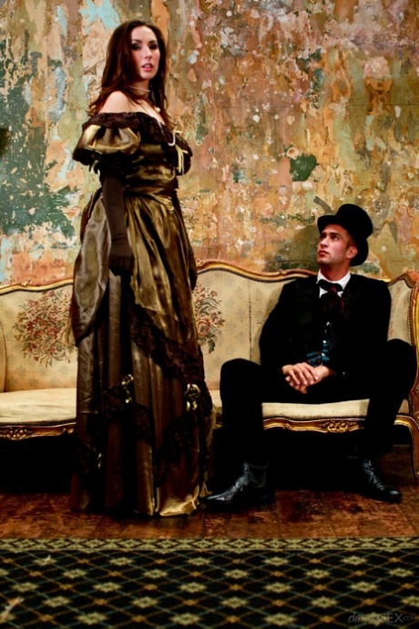 Порнозвезда Пейдж Тернах позволяет своему длинному платью задираться вверх и прикрывать голую задницу 7