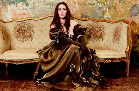 Порнозвезда Пейдж Тернах позволяет своему длинному платью задираться вверх и прикрывать голую задницу 1