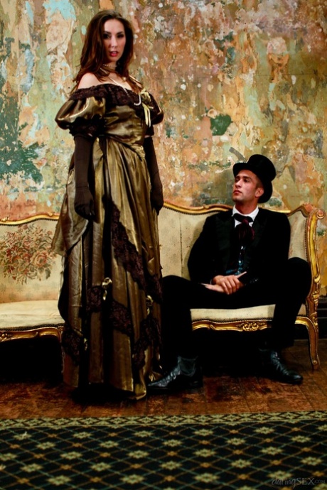 Порнозвезда Пейдж Тернах позволяет своему длинному платью задираться вверх и прикрывать голую задницу 8