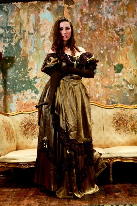 Порнозвезда Пейдж Тернах позволяет своему длинному платью задираться вверх и прикрывать голую задницу 6