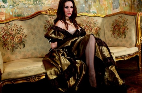 Порнозвезда Пейдж Тернах позволяет своему длинному платью задираться вверх и прикрывать голую задницу 9