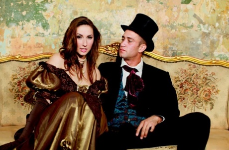 Порнозвезда Пейдж Тернах позволяет своему длинному платью задираться вверх и прикрывать голую задницу 15