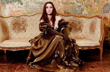 Сексуальная красотка в чулках Пейдж Тернах обнажает свои красивые сиськи и розовую киску 1