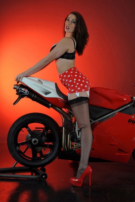 Британская модель Пейдж Турнах дразнится в поясе в горошек на мотоцикле 3