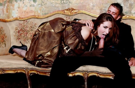 Похотливая брюнетка делает минет и получает жесткий трах 1