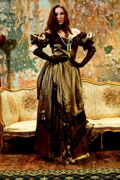 Порнозвезда Пейдж Тернах позволяет своему длинному платью задираться вверх и прикрывать голую задницу 4