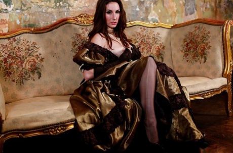 Сексуальная красотка в чулках Пейдж Тернах обнажает свои красивые сиськи и розовую киску 6