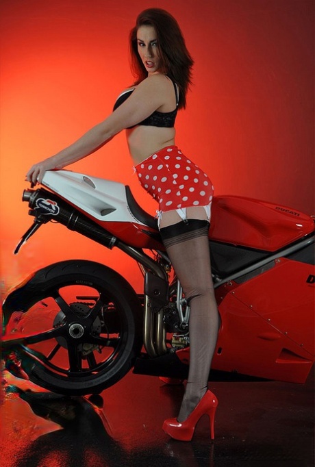 Британская модель Пейдж Турнах дразнится в поясе в горошек на мотоцикле 1