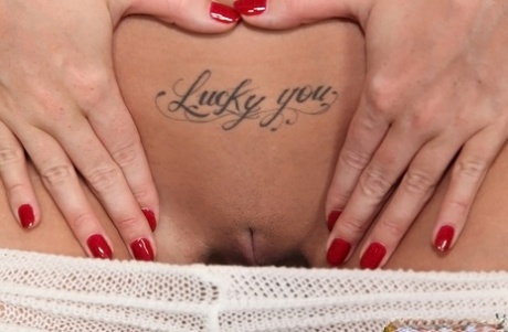 Горячая красотка с бритой щелочкой Пейдж Тернах раздевается и раздвигает свои ножки 10