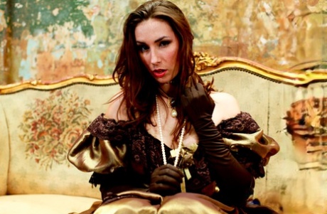 Порнозвезда Пейдж Тернах позволяет своему длинному платью задираться вверх и прикрывать голую задницу 3