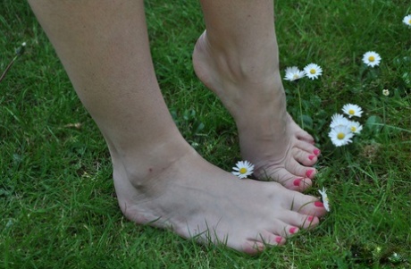 Британка Пиаже Турна лижет и сосет собственные пальцы ног на лужайке 2