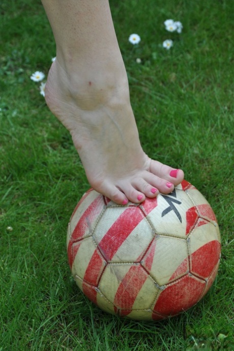 Британка Пиаже Турна лижет и сосет собственные пальцы ног на лужайке 3