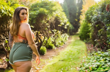 Толстая самка Пейдж Тернах обнажает свои сиськи на заднем дворе в шортах 2