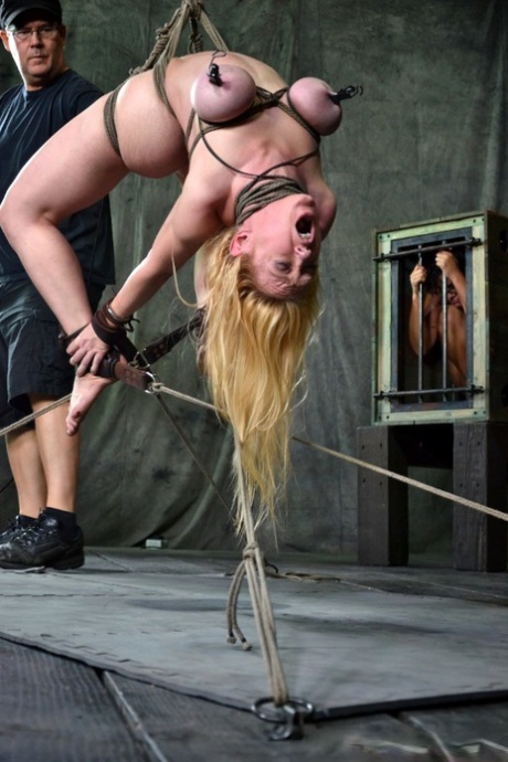 Женщин-секс-рабынь мастурбируют против их воли в темнице 1