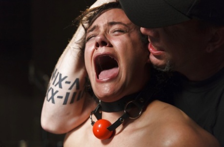 Занудная мамаша Пенни Барбер прикована цепью к полу для болезненной порки ногами 13