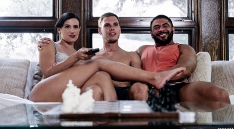 Красивая брюнетка Пенни Барбер участвует в сексе втроем с парнями-бисексуалами 3