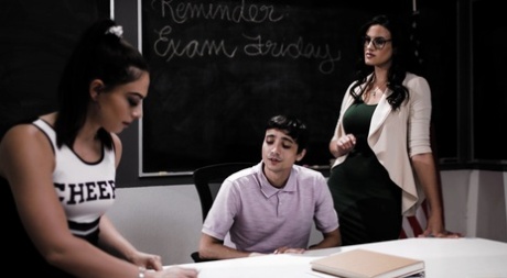 Мисс Хенсли Пенни Барбер просит одну из своих учениц, Сандру Софию Бернс, остаться 2