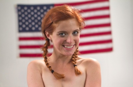 Рыжеволосую девушку бьет током во время проникновения лесбиянки 3