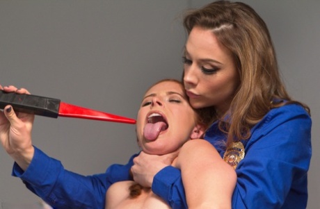 Рыжеволосую девушку бьет током во время проникновения лесбиянки 5