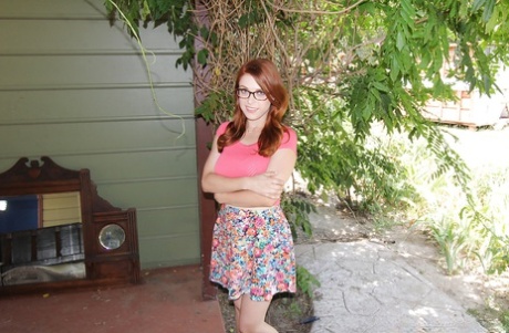 Любительская красотка Пенни Пакс демонстрирует свою сексуальную попку в юбке на открытом воздухе 2